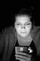 Pauline sur son téléphone portable