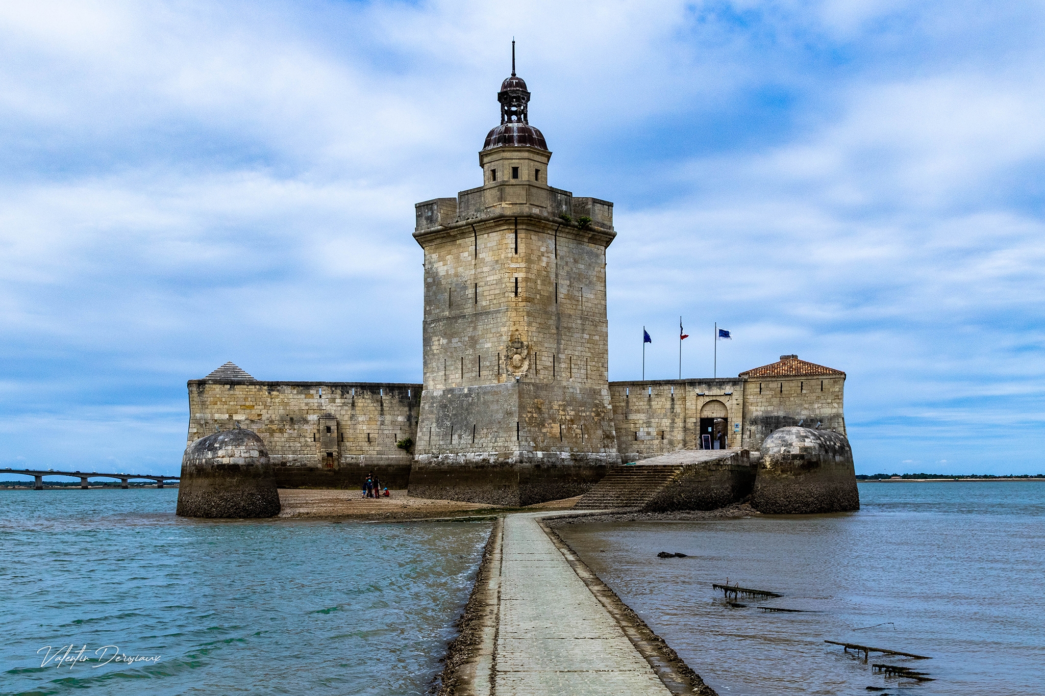 Le Fort vu du chemin pavé
