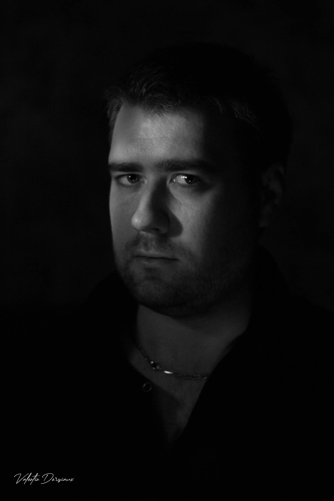 Portrait de Julien en regard direct