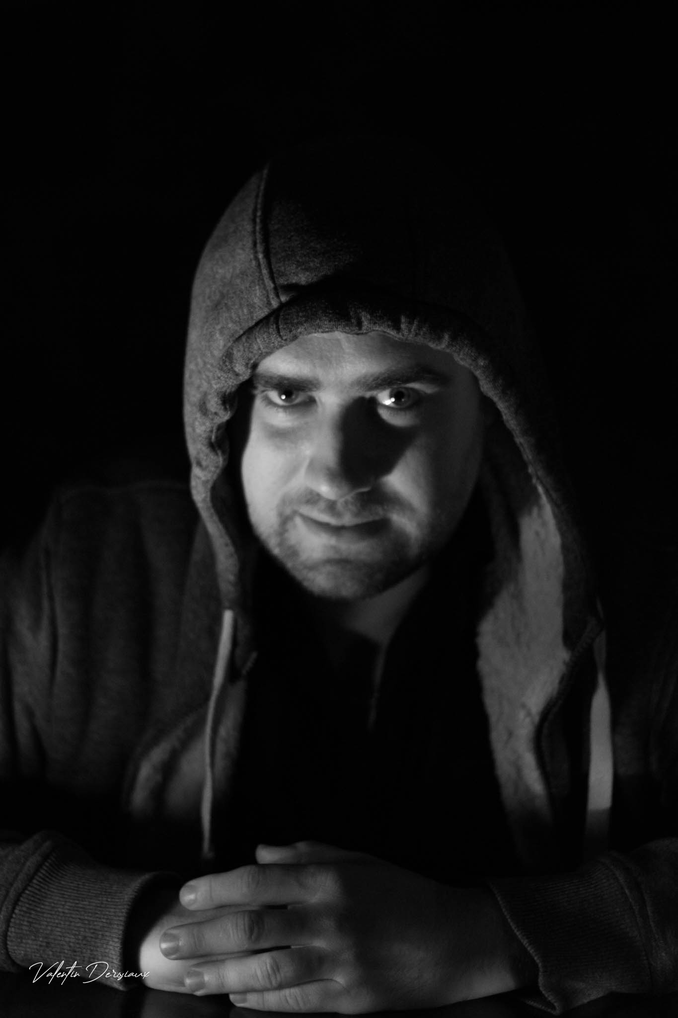 Portrait de Julien avec une capuche